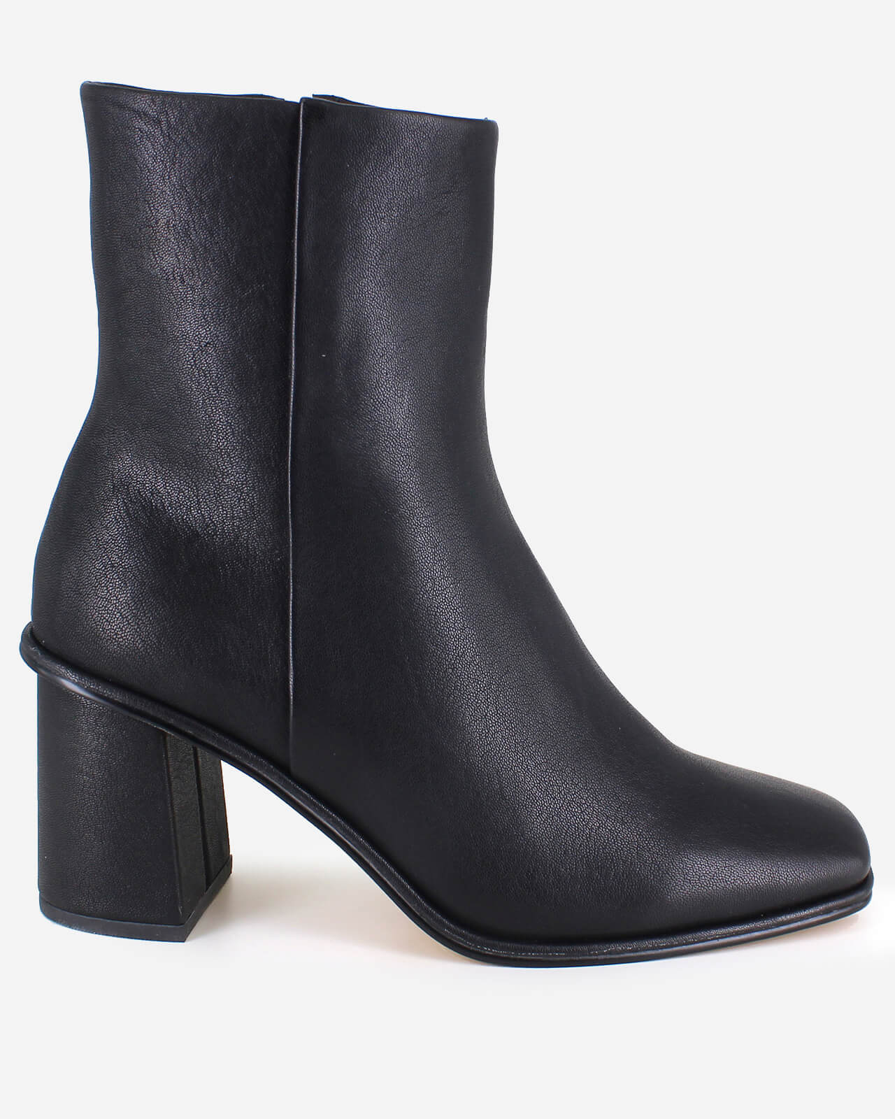 Vale Boot in Black color Black