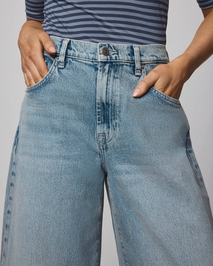 Carson Barrel Leg Jean in Light Wash